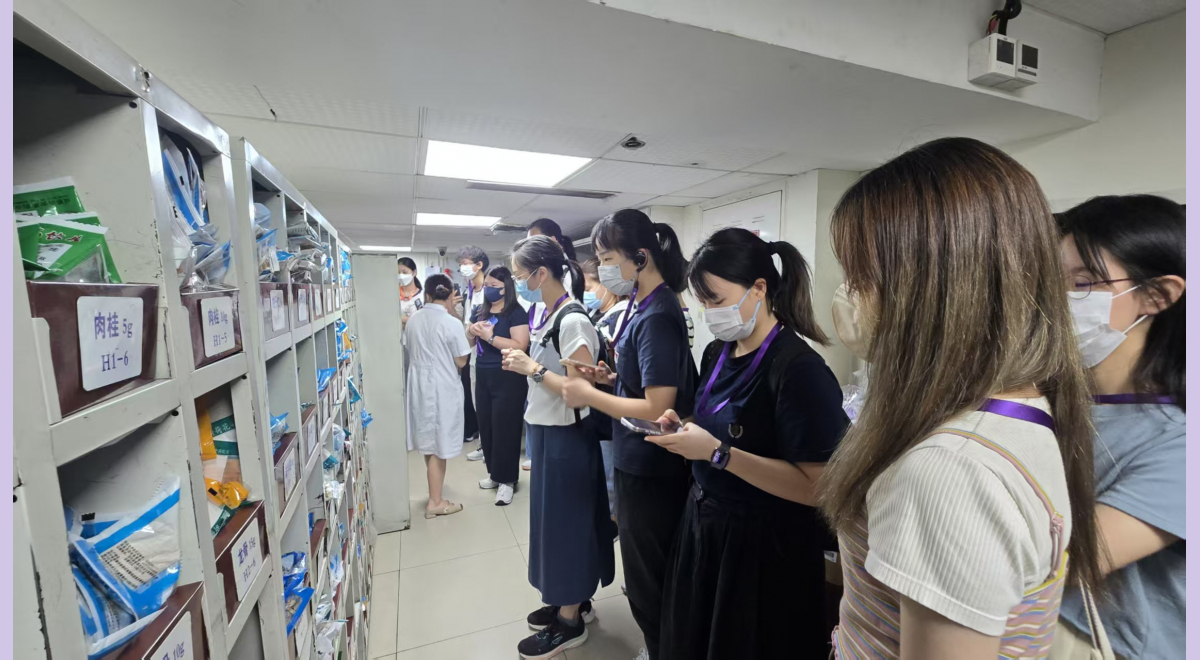 15. 同學在成都中醫藥大學附屬醫院內藥房參觀
